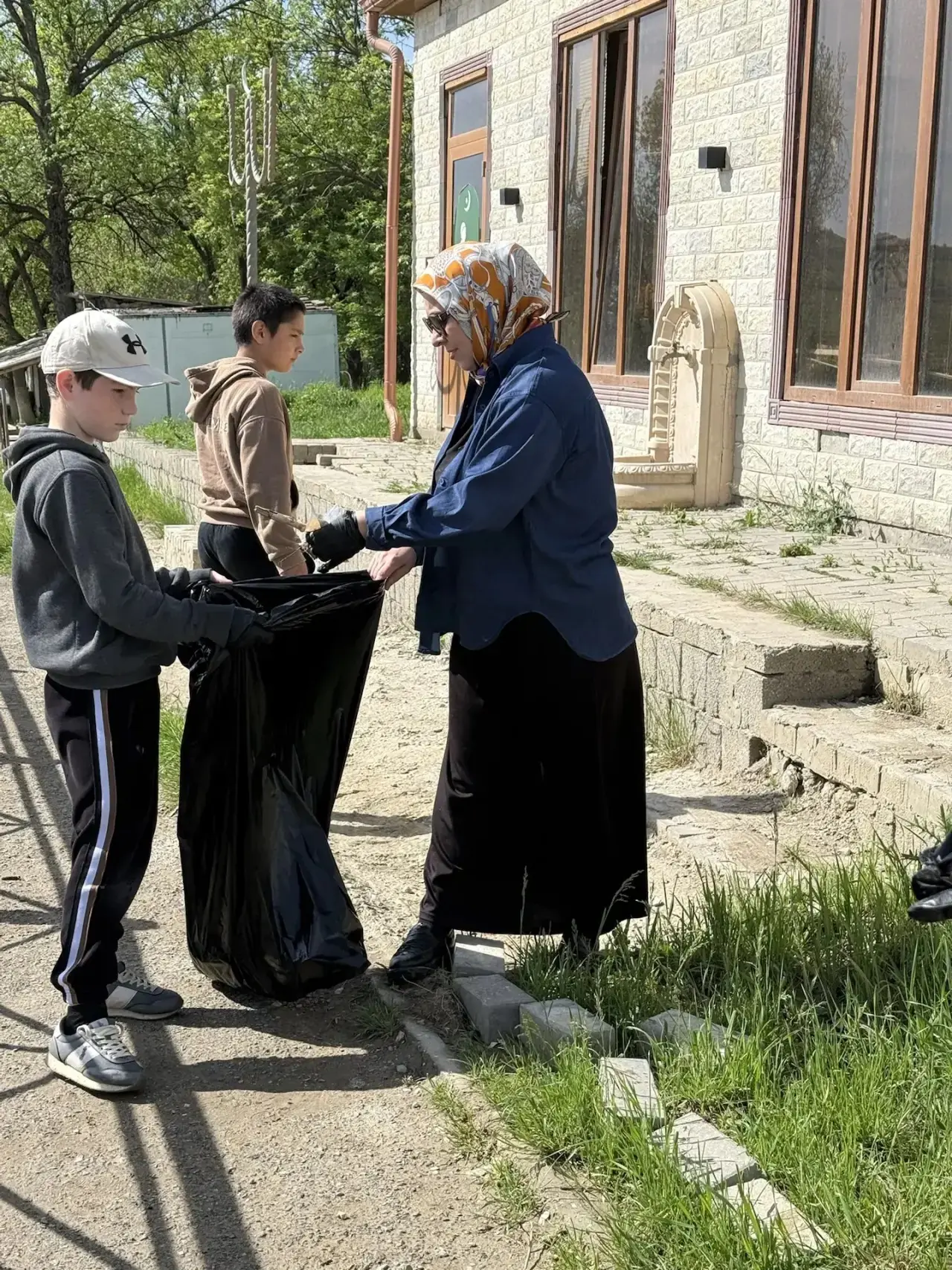 Сегодня наш школьный двор наполнился смехом, шутками и дружной работой — у нас прошёл в...