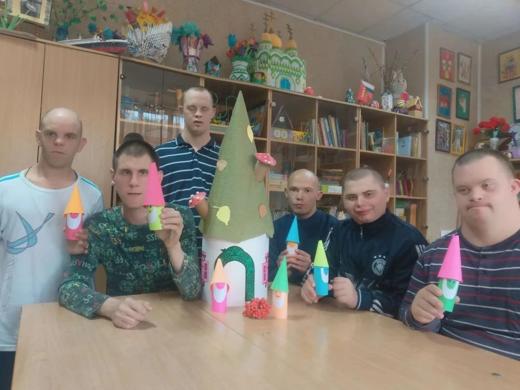 Сегодня наши ребята порадовали себя сказочными персонажами - "осенними гномиками". На з...