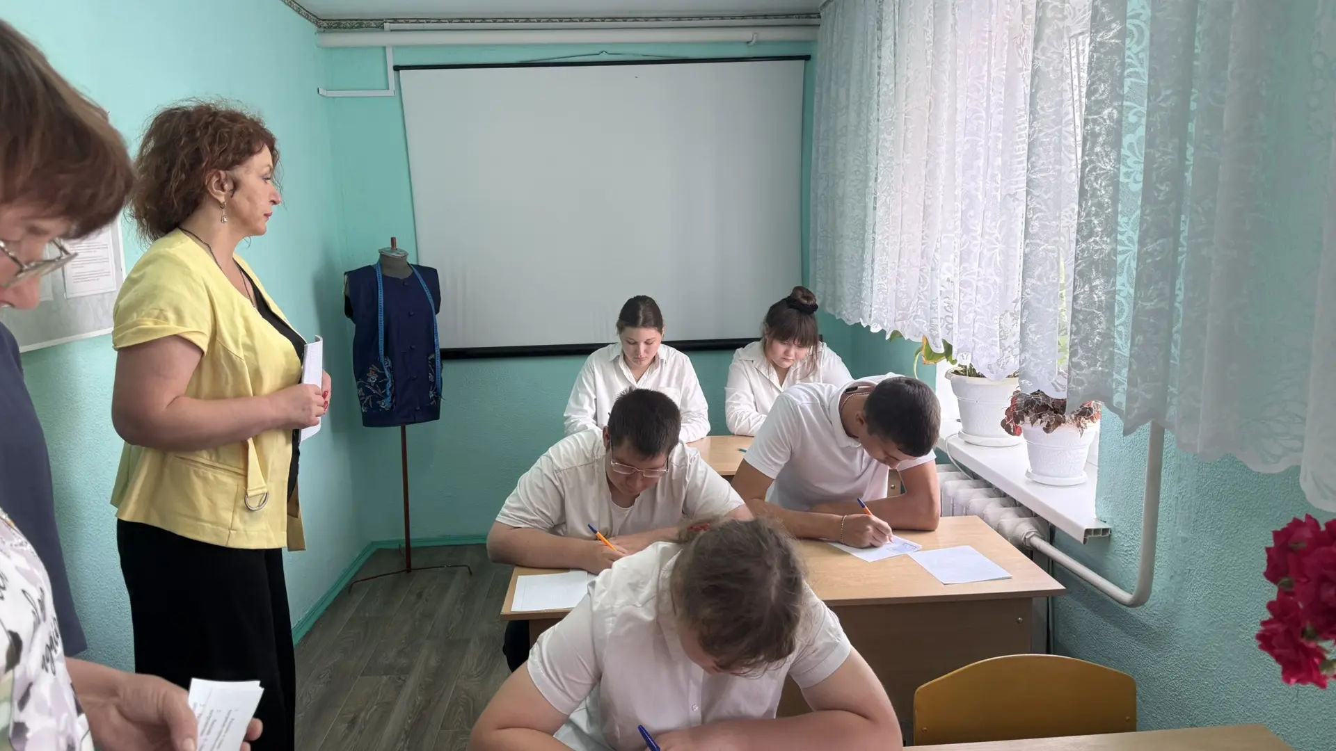 📚 Уверенный старт в профессию: 9 класс сдал экзамен по труду!

🎓 Сегодня выпускники нашей школы пр