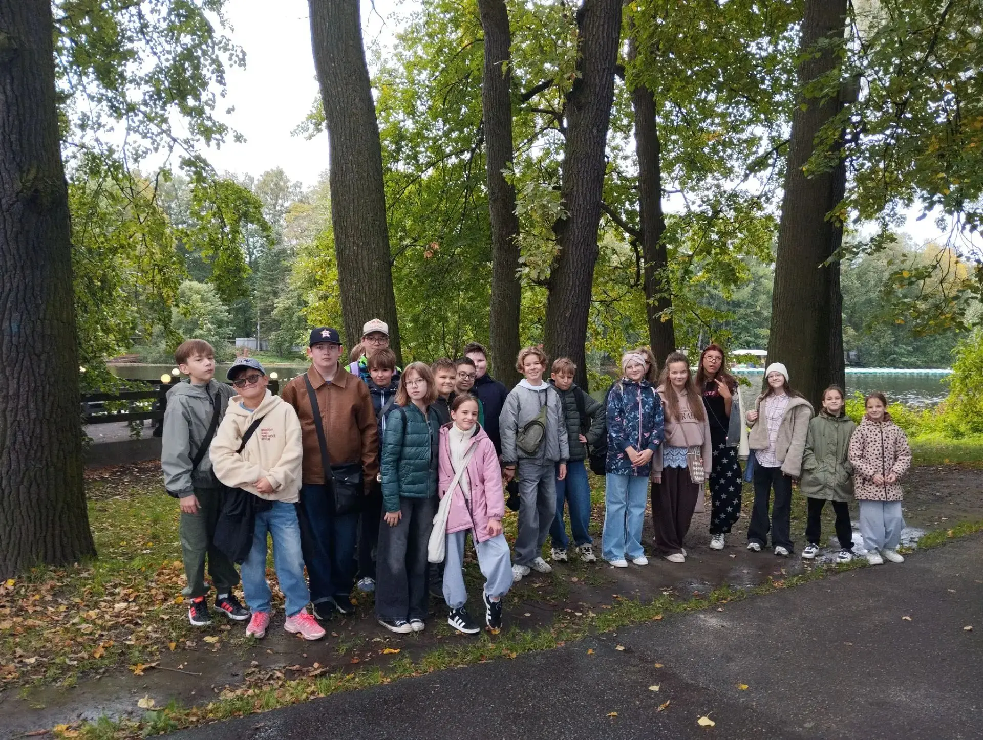 🌲6-а класс устроил прогулку по ЦПКиО.