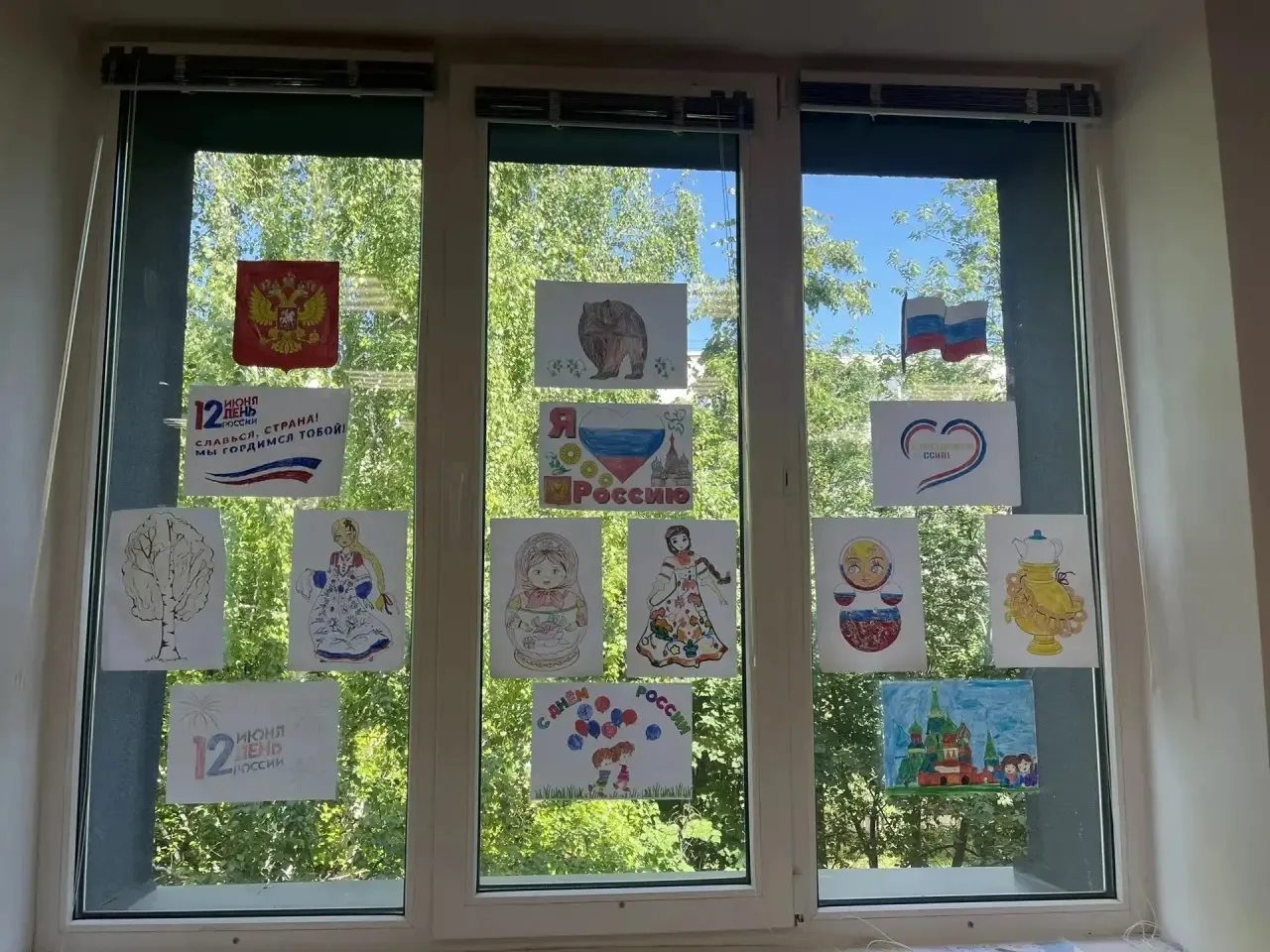 В знак единства и патриотизма ребята пришкольного лагеря приняли участие во Всероссийской акции «Окн