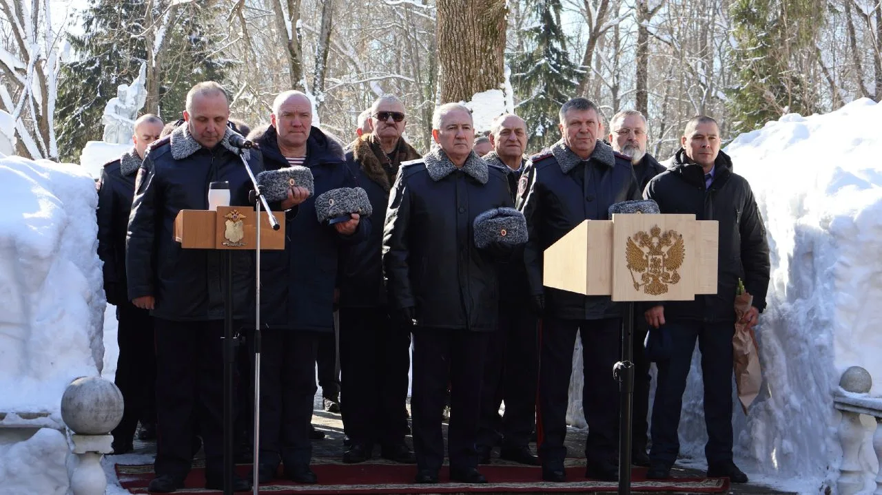 6 марта на кладбище «Марьина Роща» в Нижнем Новгорое  обучающиеся нашей школы приняли у...