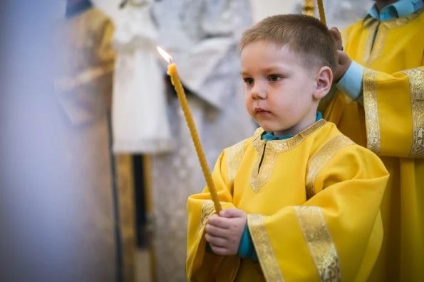 Дети больше смотрят на жизнь родителей и отражают ее в своих юных душах, чем слушают их слова.

 Свя