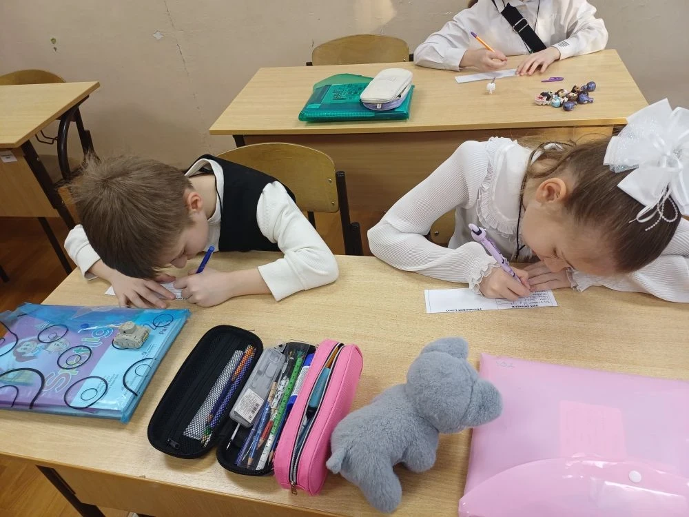 🔍✨ ENGLISH IS FUN! ✨🔍  📅 18 и 20 марта в классах 2.1, 2.2 и 2.3 прошёл необычный урок-расследование 
