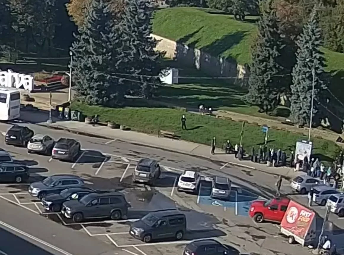 Камера - очередь из Нарвы (Эстония) в Россию https://balticlivecam.com/ru/cameras/eston...