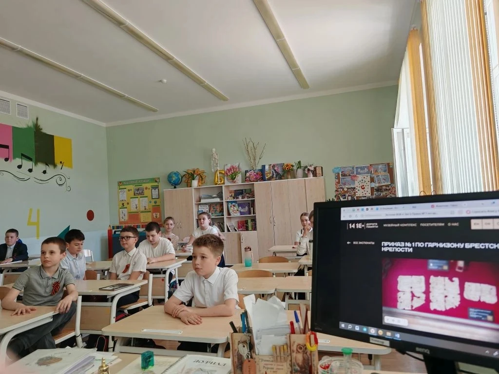✨📚 В нашем 3Б классе прошло замечательное мероприятие, посвященное "Дню Победы" ! 🌟  На классном час