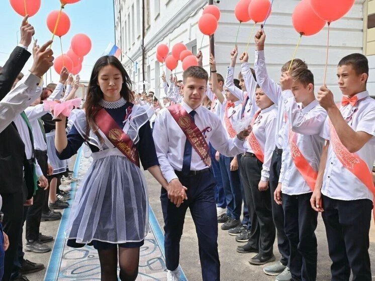 Дорогие выпускники, уважаемые учителя и родители!  В эти дни вы прощаетесь со школой - в школах Буря
