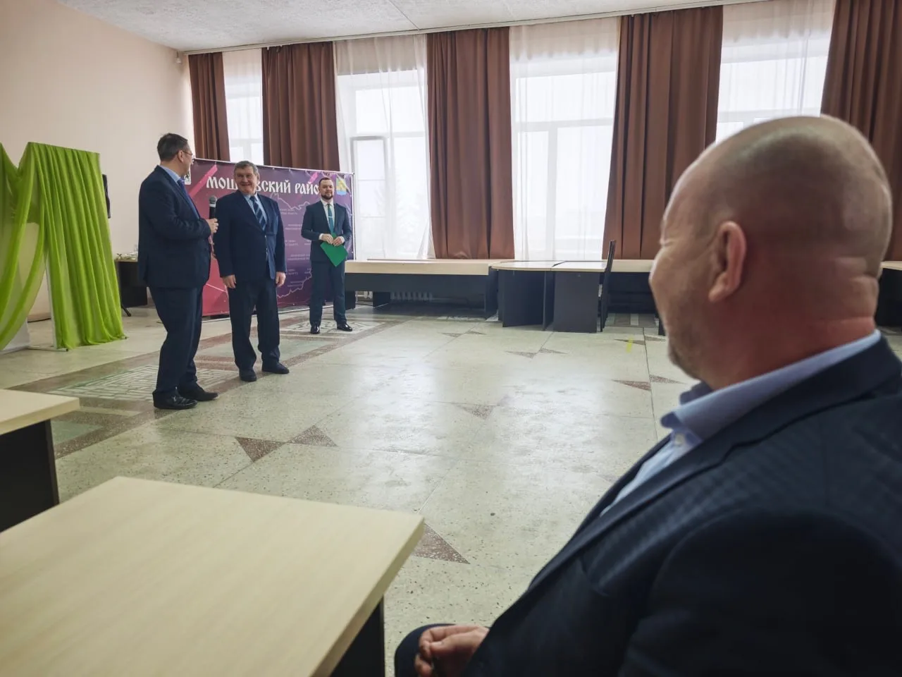 В администрации Мошковского района сегодня торжественно поздравили специалистов ЖКХ и б...