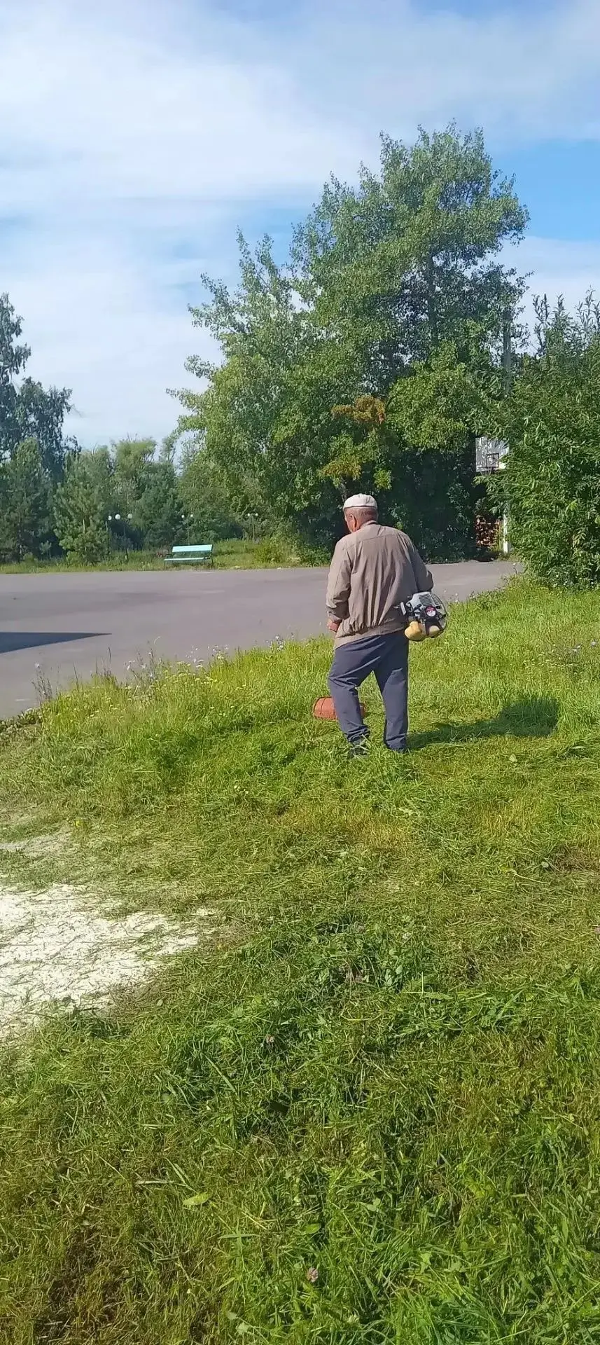 Провели покос территории Выровского СДК, почты в пос. ст. Выры.