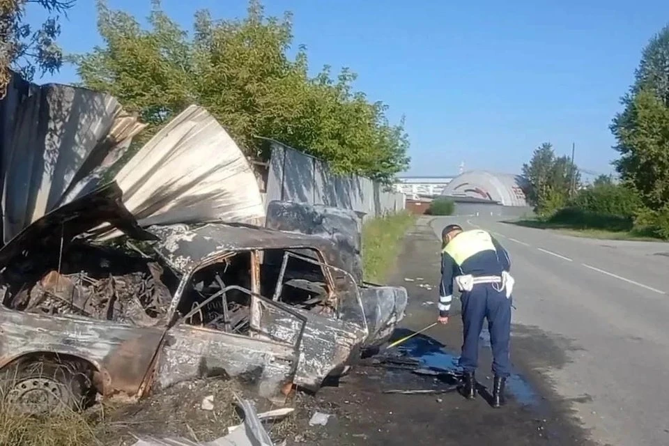 На Урале «Лада» врезалась в бетонную стену и загорелась