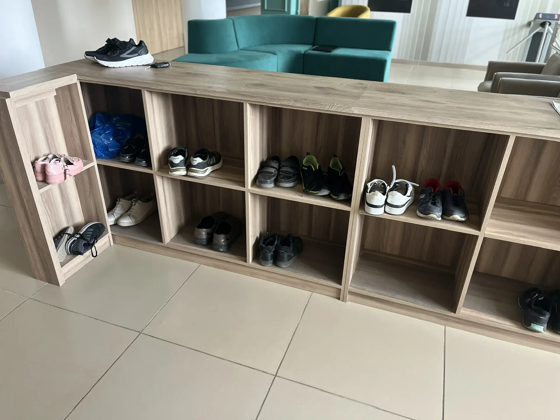 👟 Дорогие учащиеся, ваша сменная обувь скучает в гардеробе 🥺 Пожалуйста, на время лет...