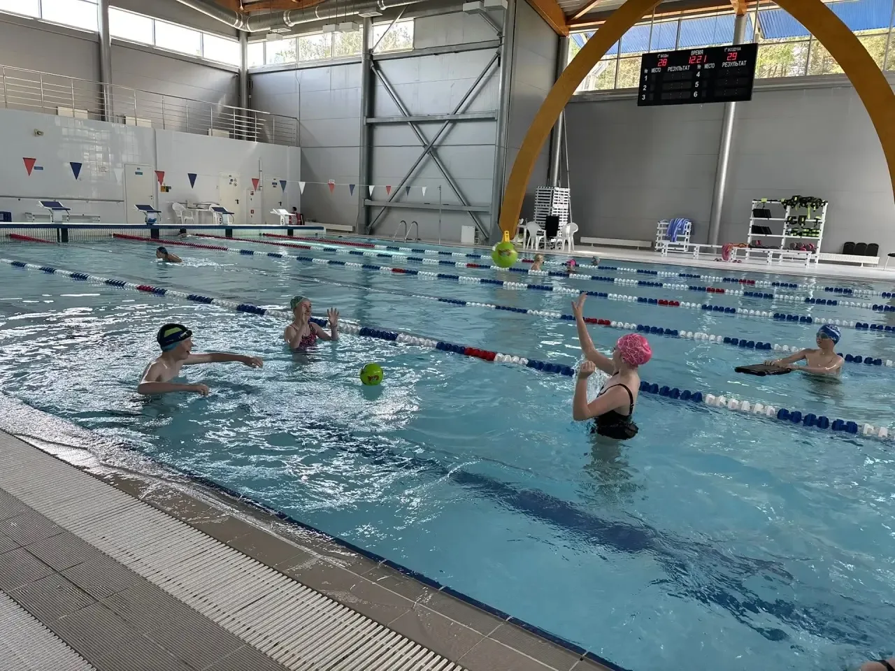 🌊 7‑й отряд покоряет бассейн! 🌊

Сегодня ребята из 7‑го отряда школьного лагеря «Дружба» отправили