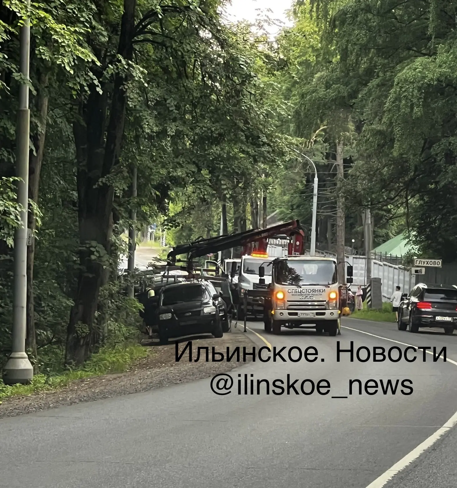 🚓 Второй день подряд на Ильинском шоссе проводится эвакуация автомобилей

Эвакуаторы увозят машины,