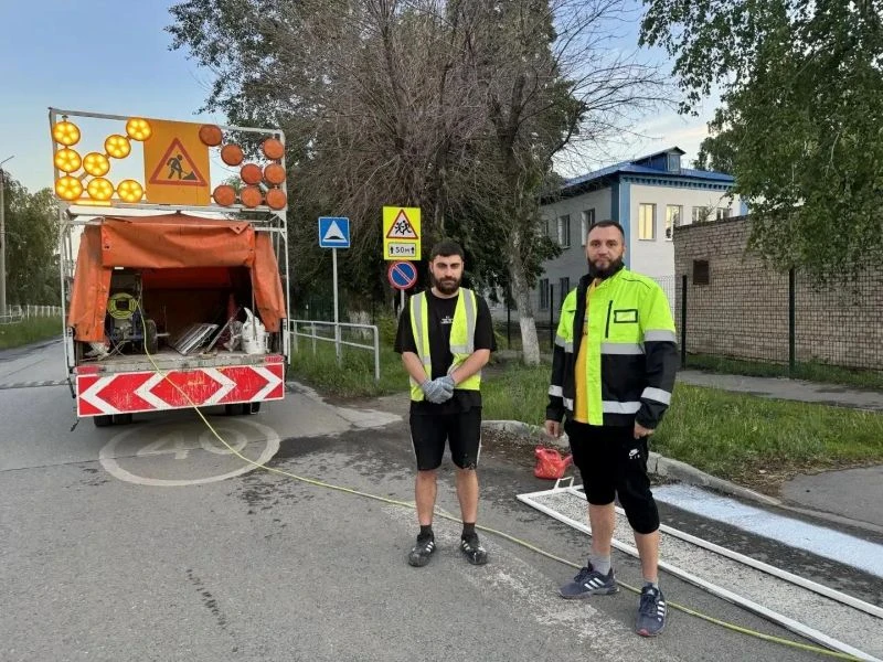 Готовь сани летом: бригада самарского подрядчика обновляет разметку в Сызрани 

В Центральном районе