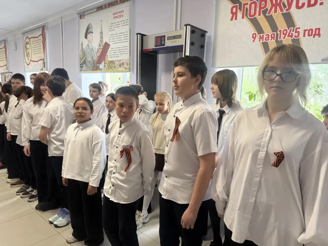 Накануне великого праздника 9 Мая в нашей школе прошли торжественные линейки. Это был не просто сбор