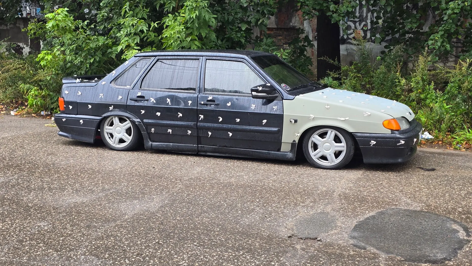 🚨🎀 «Самая опасная "пятнашка" города!» Заниженный авто-аппарат в бантиках шокировал ул...