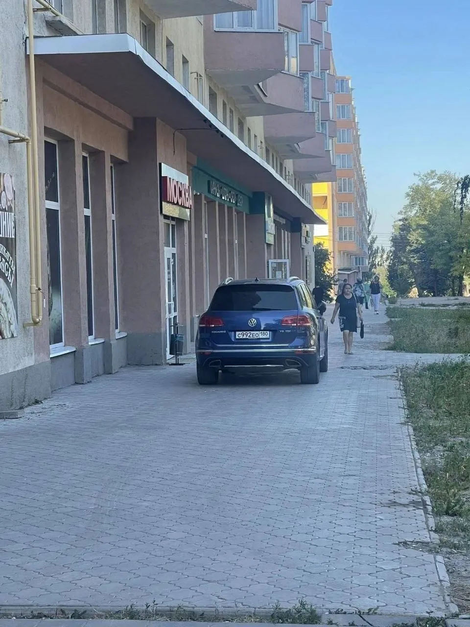 Зато в теньке, а на людей пофигу 🙈