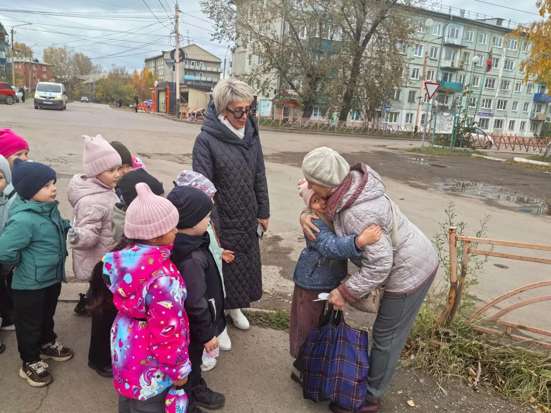 Сегодня в нашем микрорайоне стало на несколько десятков улыбок больше! Ребята из групп ...