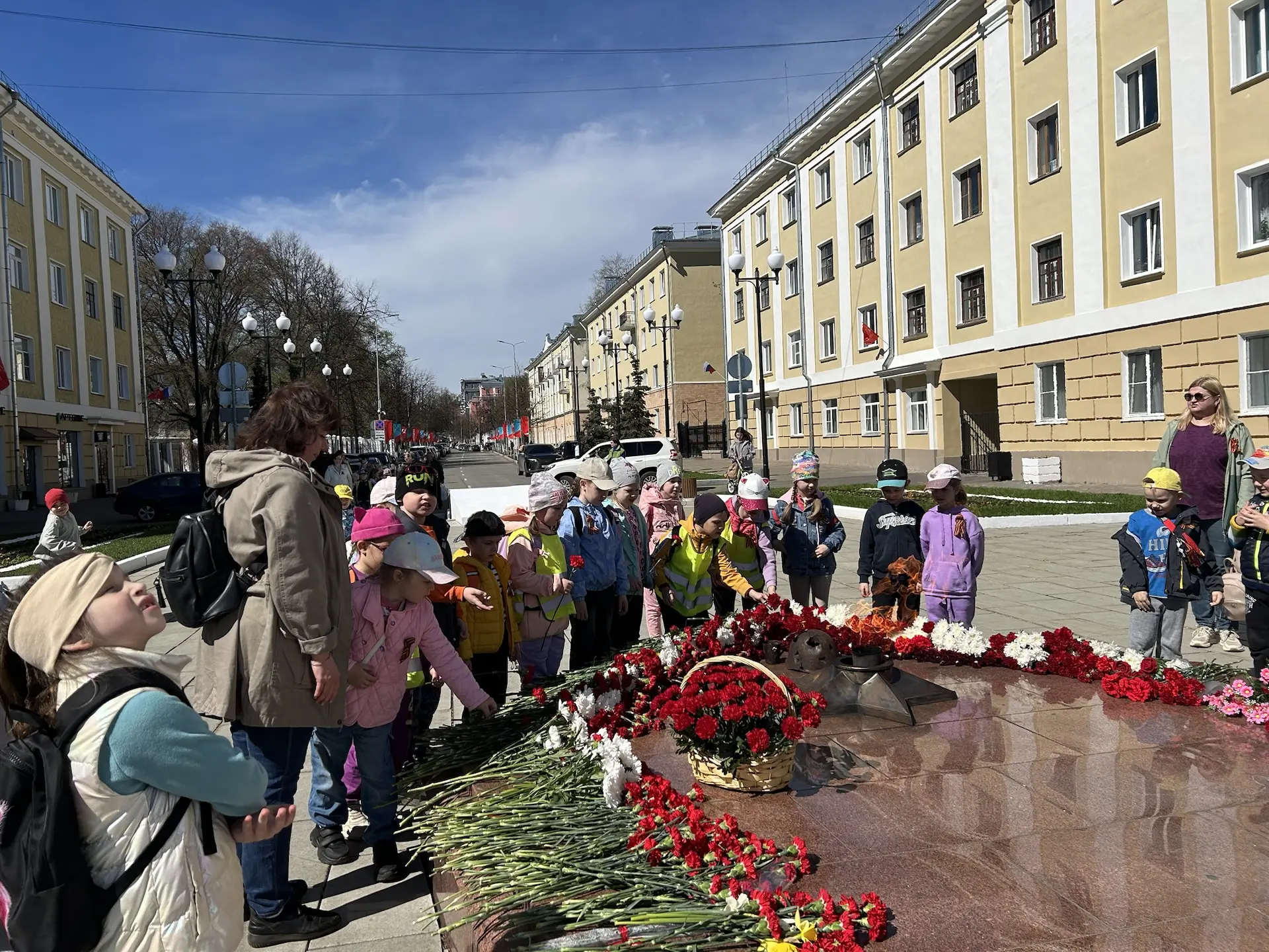 Сегодня, 7 мая, воспитанники старшего дошкольного возраста почтили память кировчан, погибших в боях 