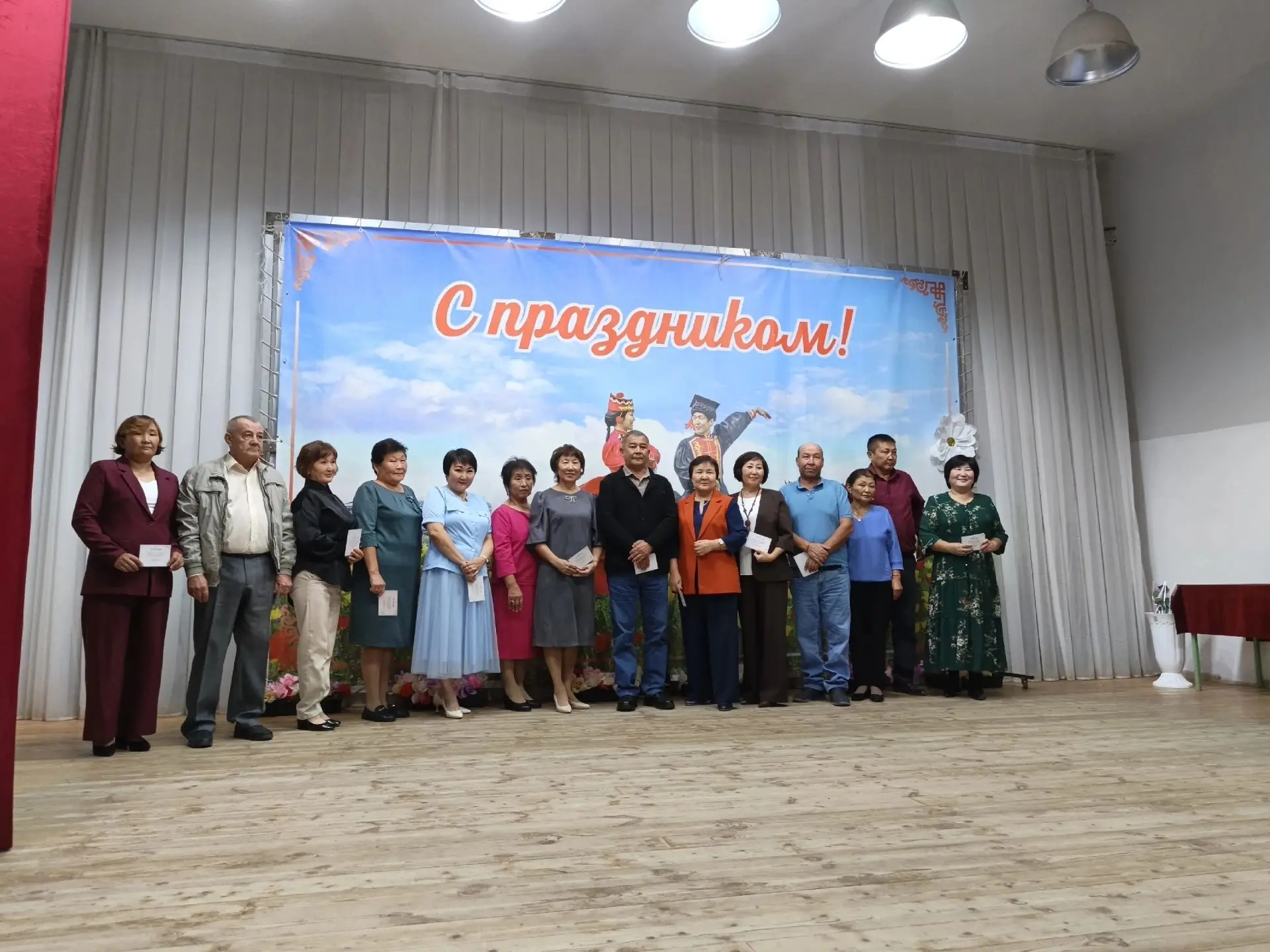 🌷 Сегодня коллектив нашей школы побывал на замечательном праздничном концерте в Доме к...