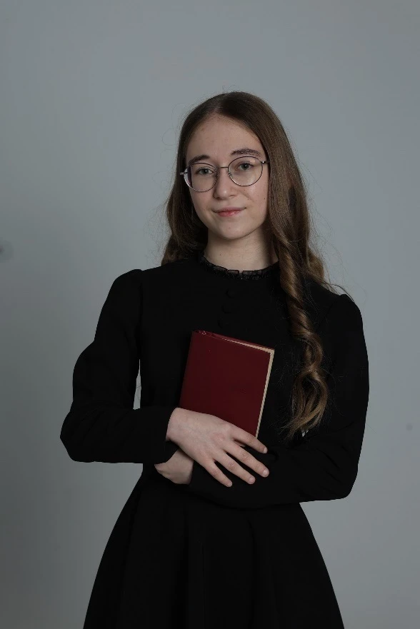 Хапова Елизавета выпускница МКОУ «Гимназия №1 г. Майского». Елизавета на протяжении многих лет прини