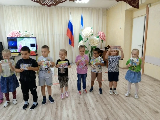 Безопасность на первом месте, повторяйте с детьми правила поведения на дороге, дома, в ...