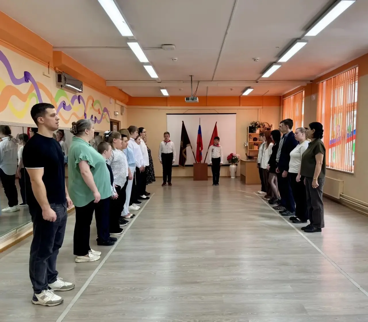 Традиционно новая учебная неделя в Школе №1467 началась с церемонии поднятия государственного флага 