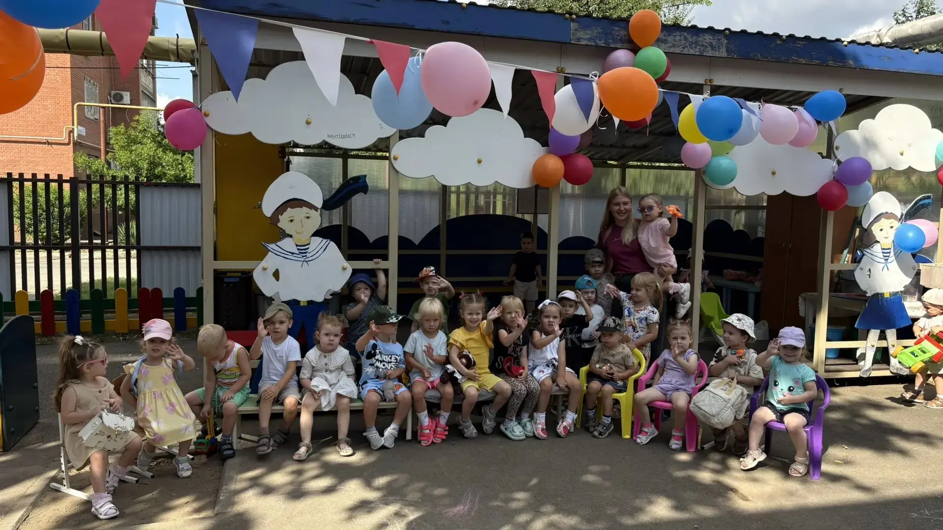 До свидания, ясли!🎉 

Пришли мы в ясли крохами когда-то, 
Не знали ложек, плакали с утра. 
Теперь м