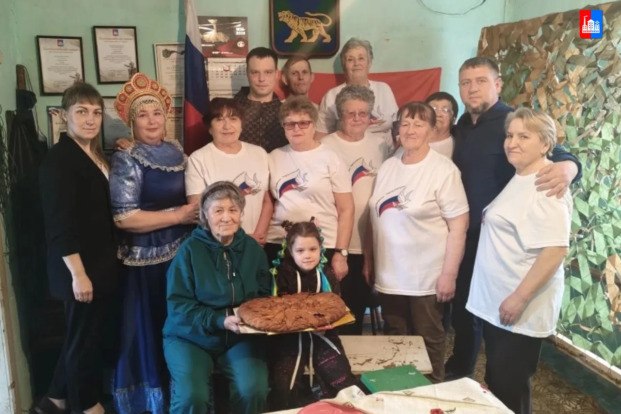 Тёплая встреча бойца, вернувшегося с передовой, и тех, кто оказывал ему и другим участн...