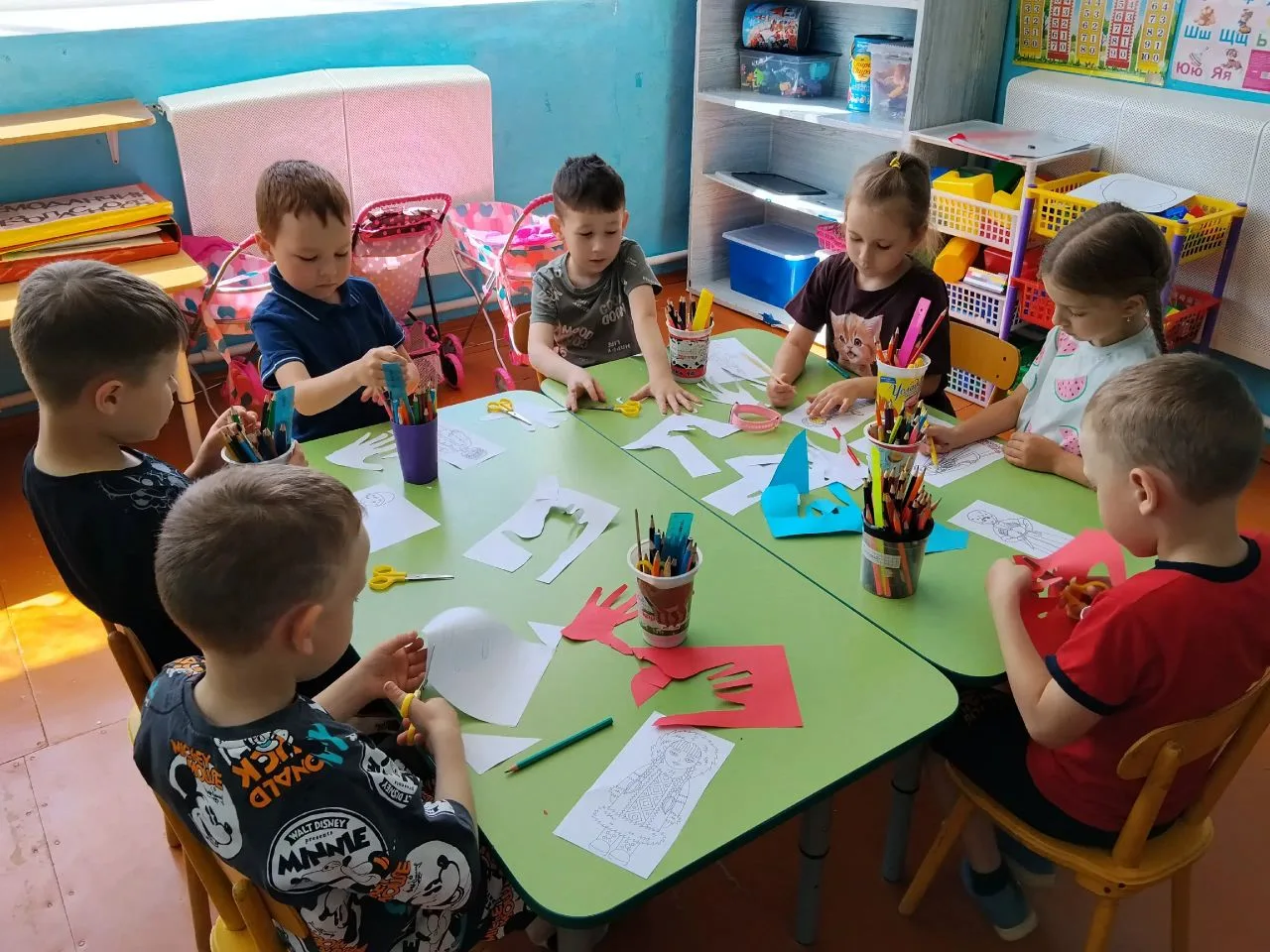 В предверии праздника Дня России ребята подготовительной группы "Гномики"  вспомнили, какие народы п