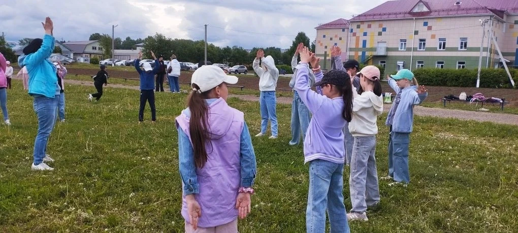 В пришкольном лагере "Крепыш"  утренняя зарядка 👍💪