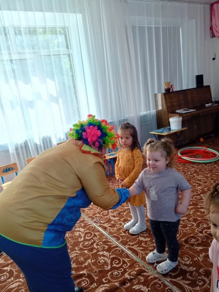 🎈 
Сегодня, в День защиты детей, к старшей группе в гости пришёл наш любимец — клоун Тёпа! 🤡
Тёпа 