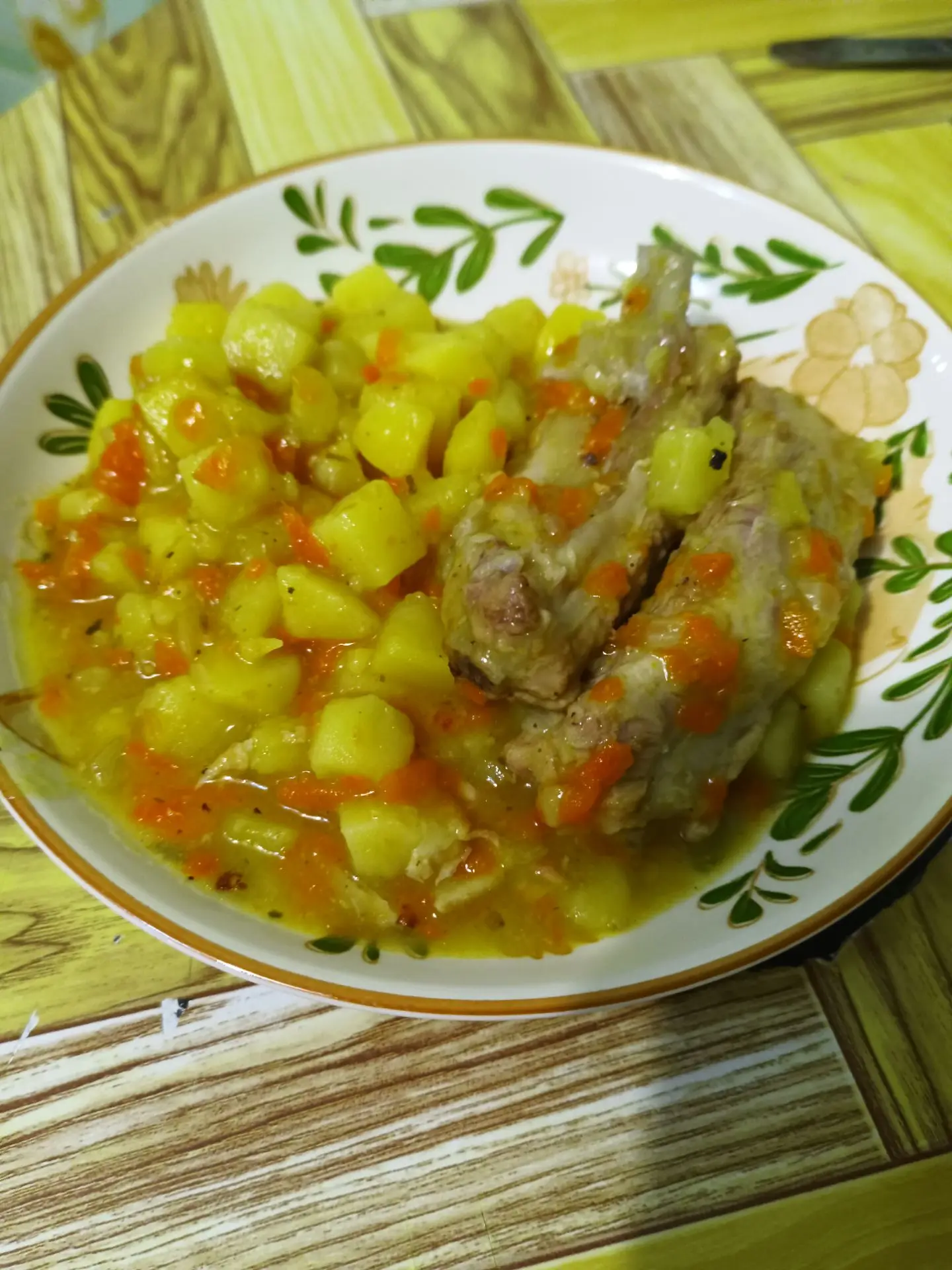 Сегодня у нас просто тушёная картошка с рёбрышками.