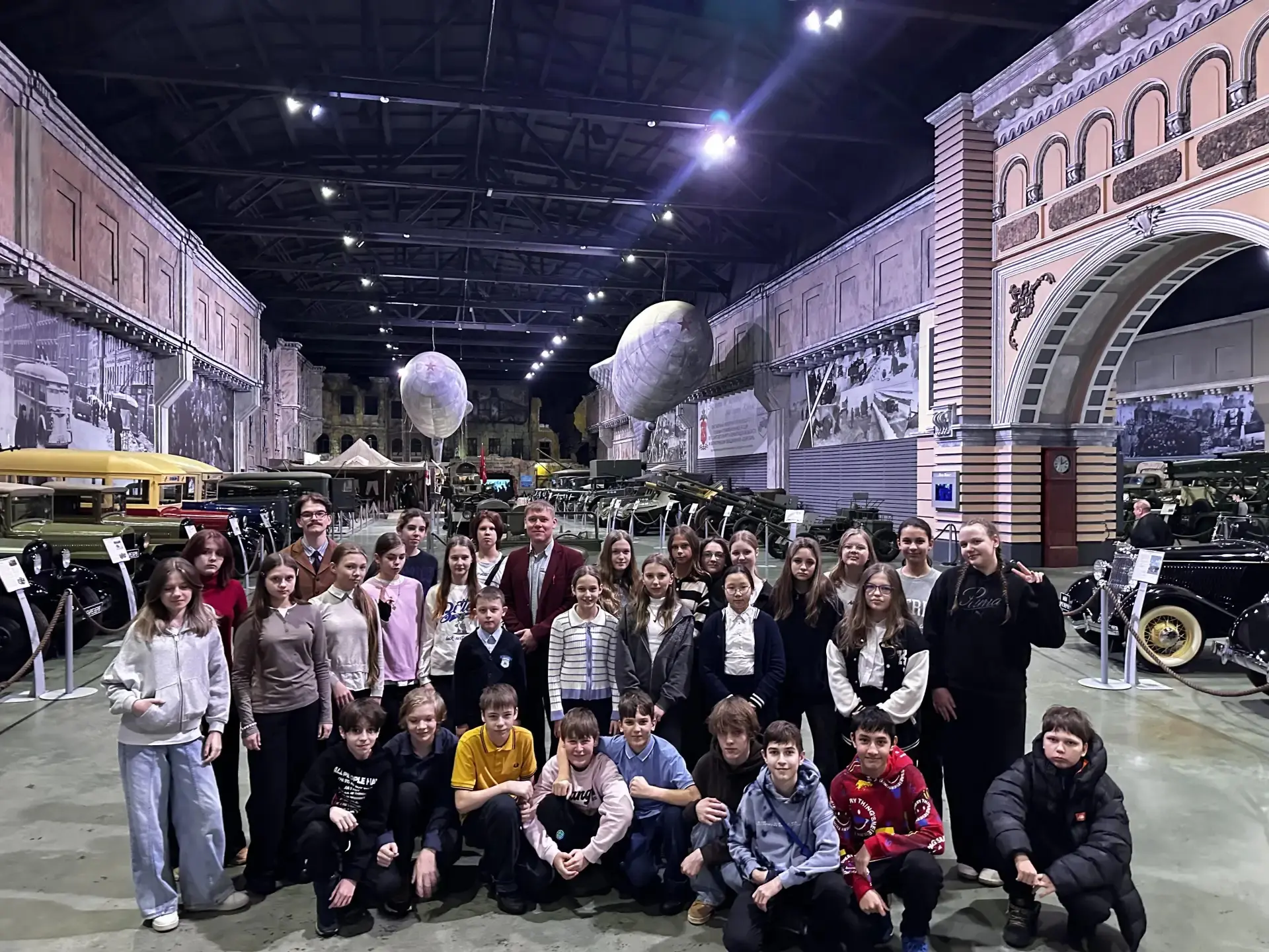 24 февраля обучающиеся 6В класса с классным руководителем Макаровым Дмитрием Дмитриевичем и учителем