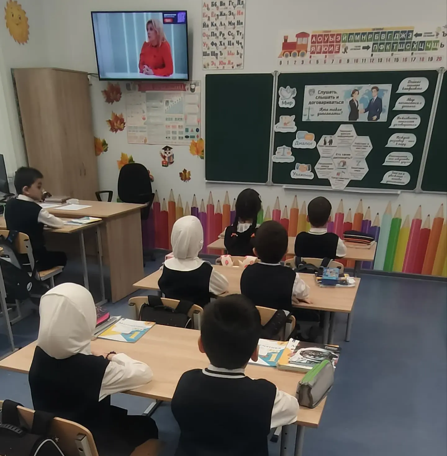 9.02.2026 г.  🇷🇺Сегодня, как и всегда по понедельникам в нашей школе прошла церемония выноса флага и