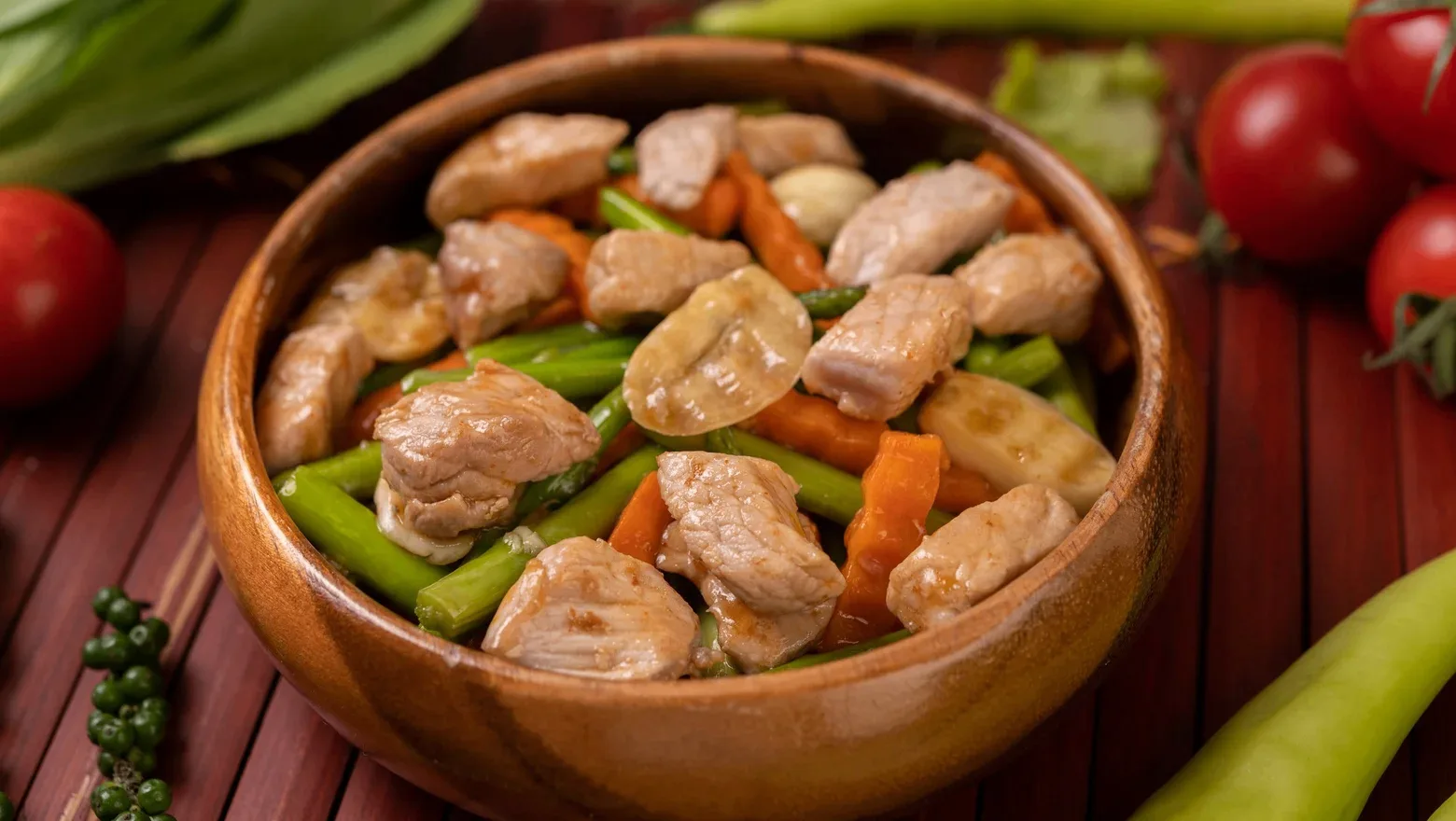 🥘 Куриная печень в сметане — нежная печень, тушённая со сметаной, луком и морковью.