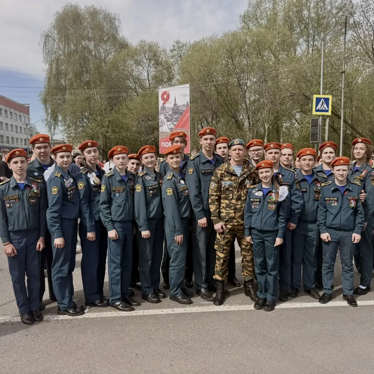 Мы помним! Мы гордимся!  В День Победы учителя и ученики прошли в рядах «Бессмертного полка», сохран