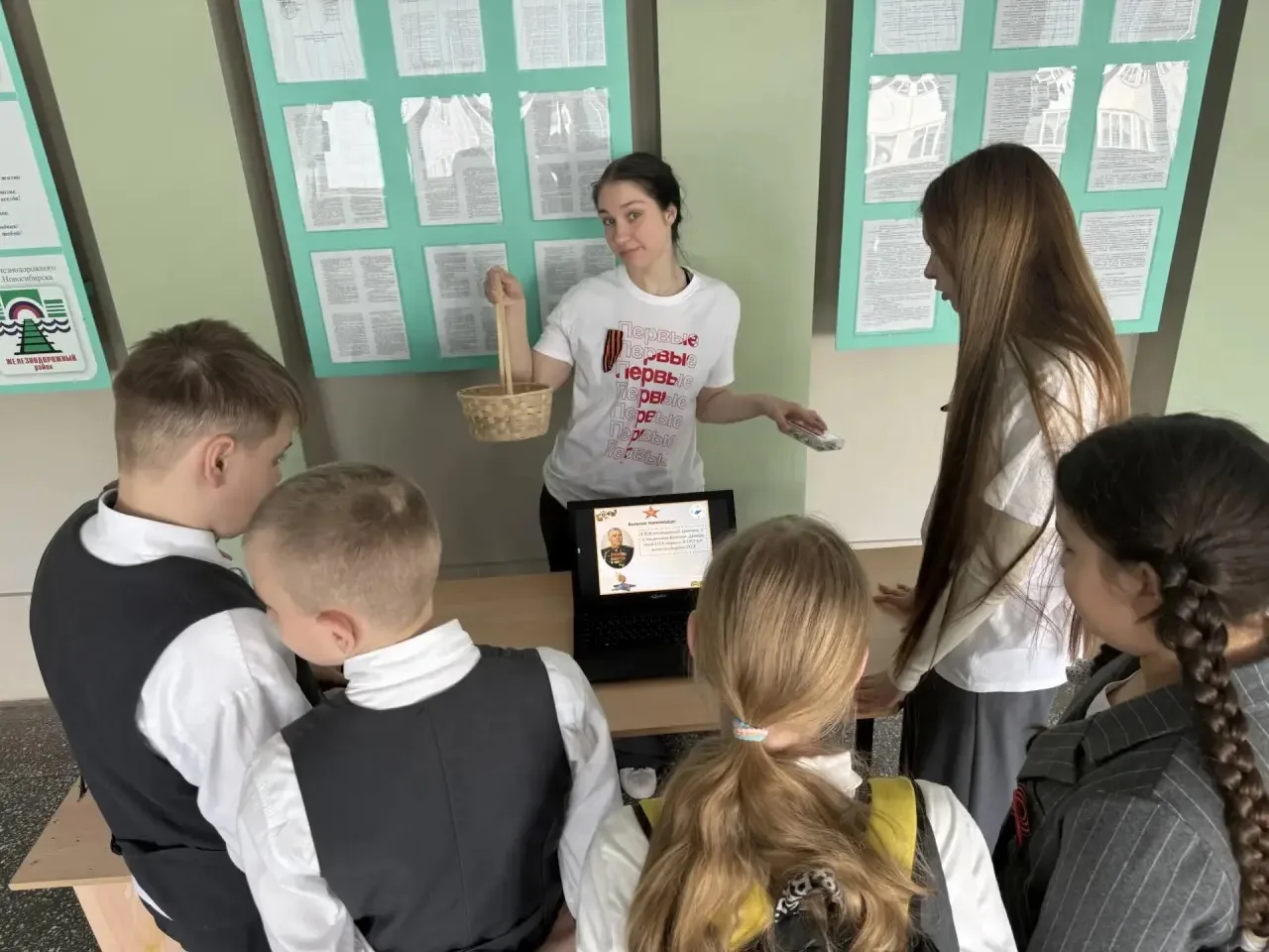 🌟 Интеллектуальный квиз в честь 9 мая! 🇷🇺  В этом году активисты «Движение первых» вместе с нашим ку