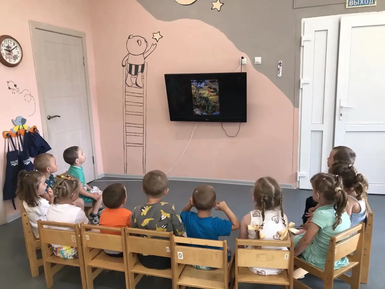 Знакомство дошкольников с песнями 🎤🎼военных лет — важный и правильный шаг. Через музы...