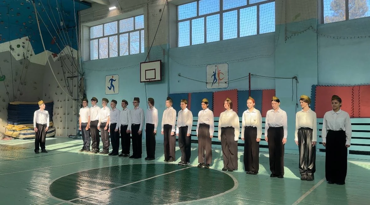 🪖🎖️Школьный смотр строя и песни  17 февраля в нашей школе прошел смотр строя и песни, который стал ч