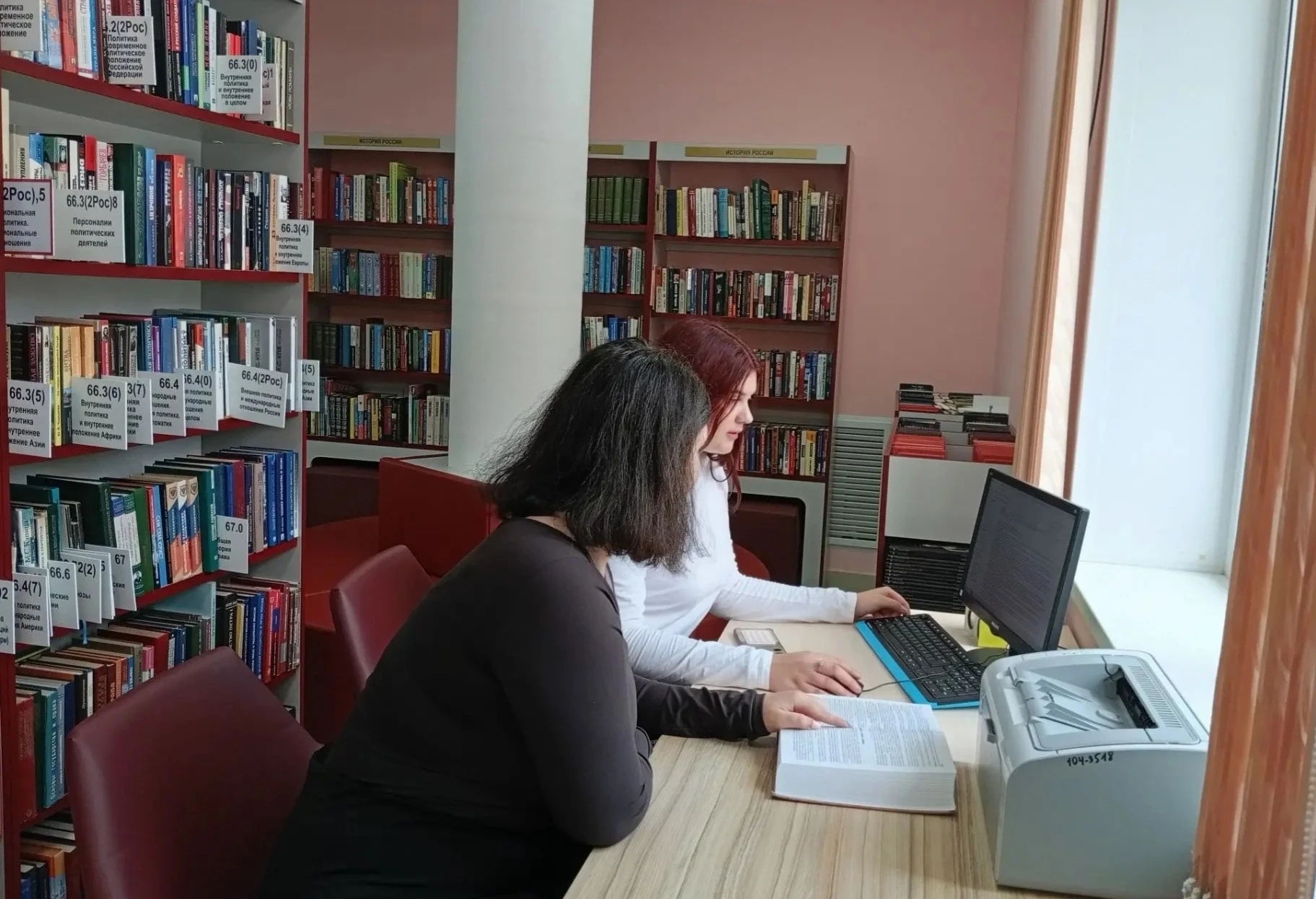 Коворкинг в библиотеке — это комфортное пространство, где можно работать, учиться и вза...