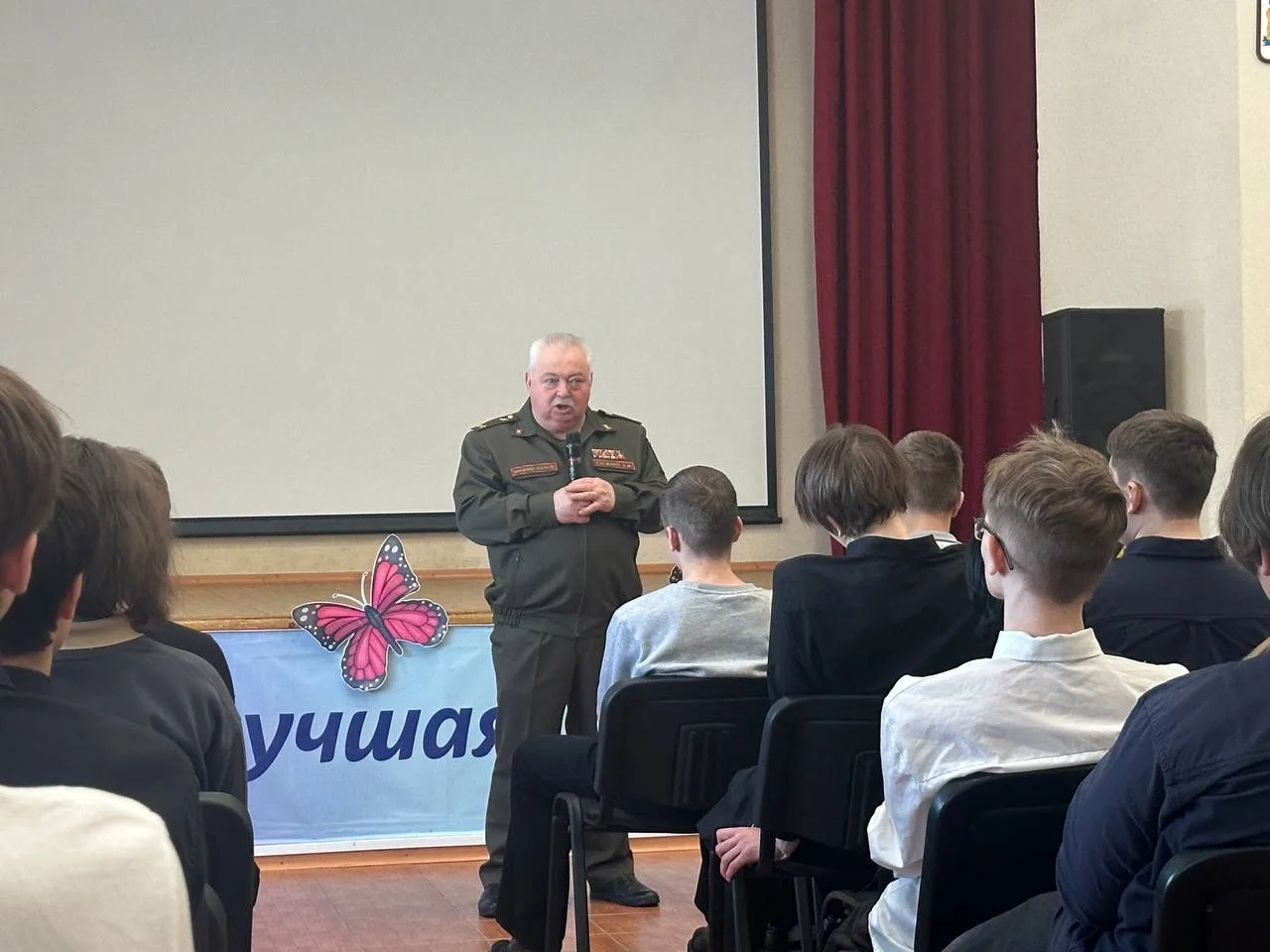 🎖️ Сегодня в нашей школе прошёл Урок Мужества для учащихся 8‑х классов. Гостем мероприятия стал Суси