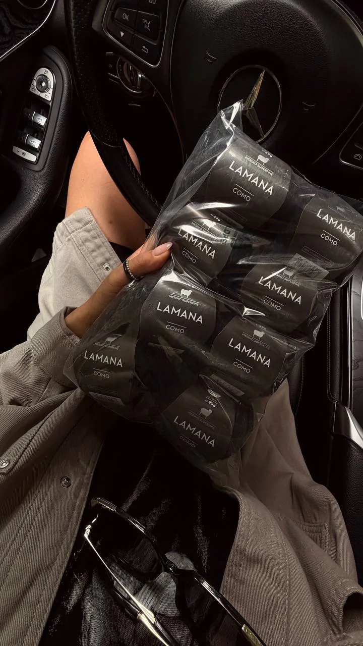 Вы видите просто моточки, а я вижу новую шикарную барскую шаль 🖤


Это что-то на потрясающе легком,