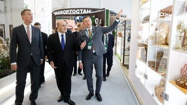 💫 Михаил Мишустин посетил стенд Брянской области на «Золотой осени – 2026»