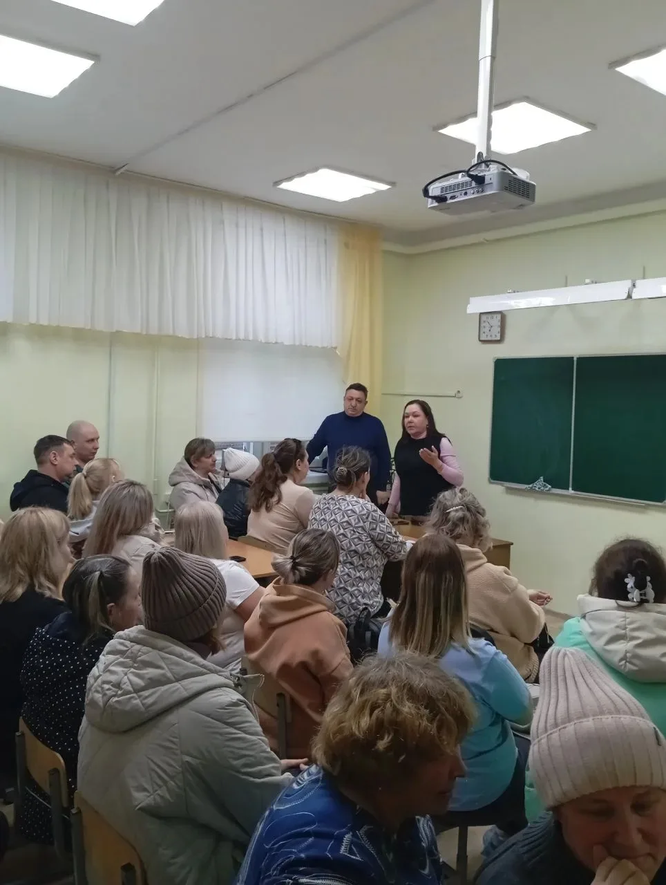 Ежегодно в школах проходят обще школьные родительские собрания, на которых родителей знакомят с проф