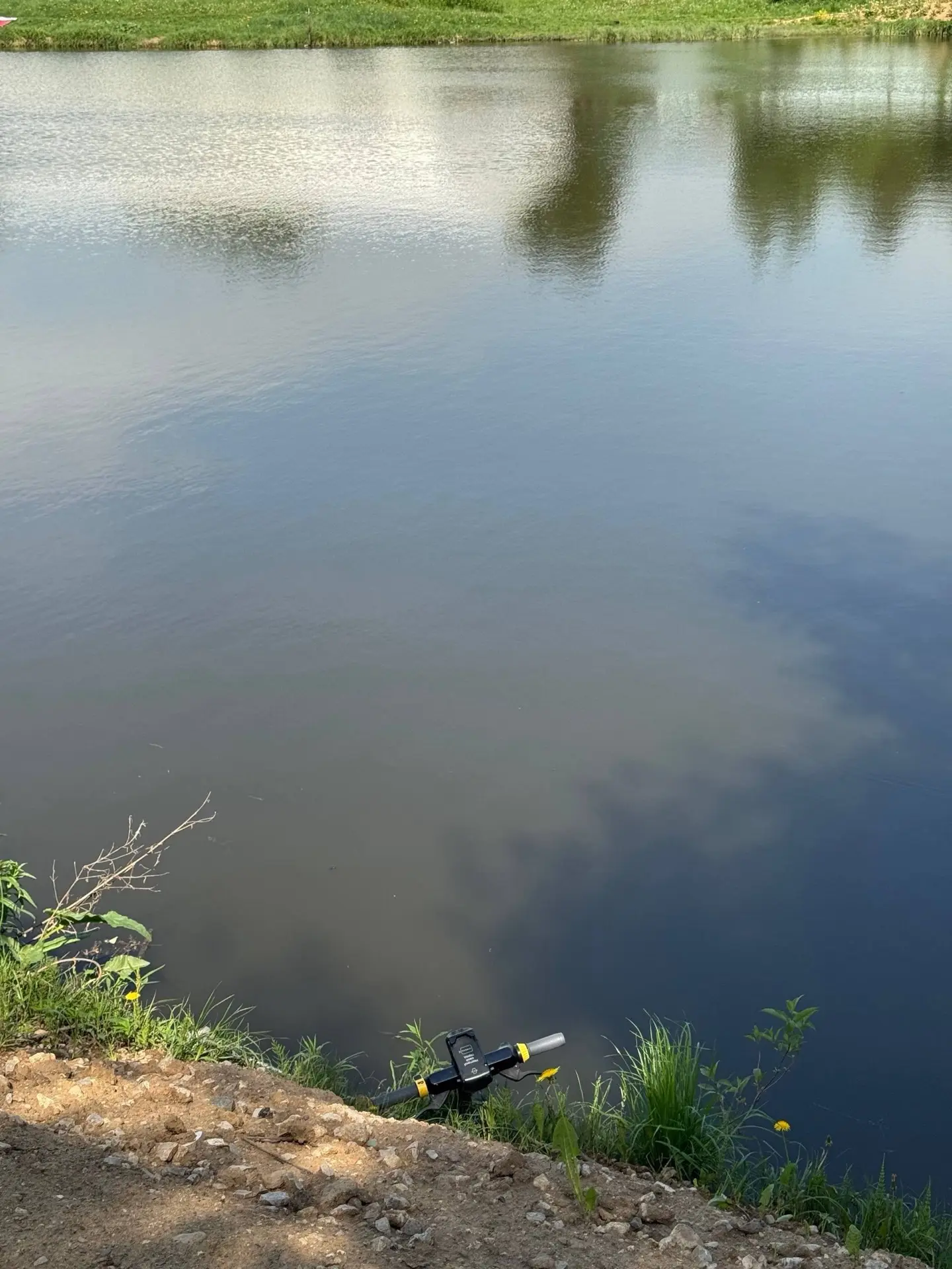 💦 В Одинцово электросамокаты находят в неожиданных местах.   Один из них лежит в Глазынинском пруду.