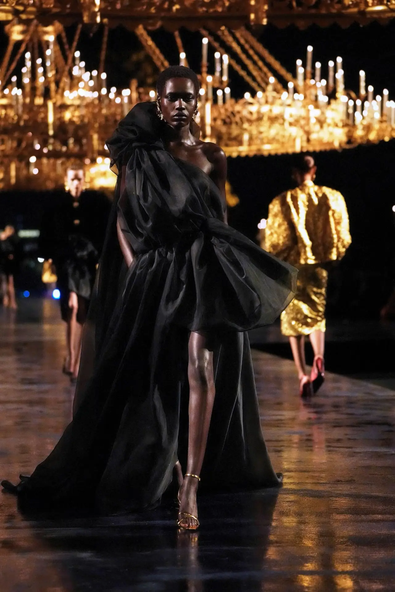 Энтони Ваккарелло показал SS’27 Saint Laurent в Париже - полноценная ода золоту под отк...