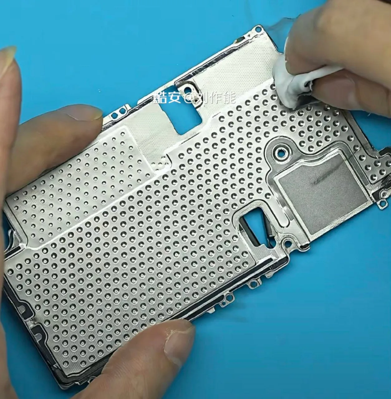 Охлаждение, диафрагма и звук: что показала разборка iPhone 18 Pro