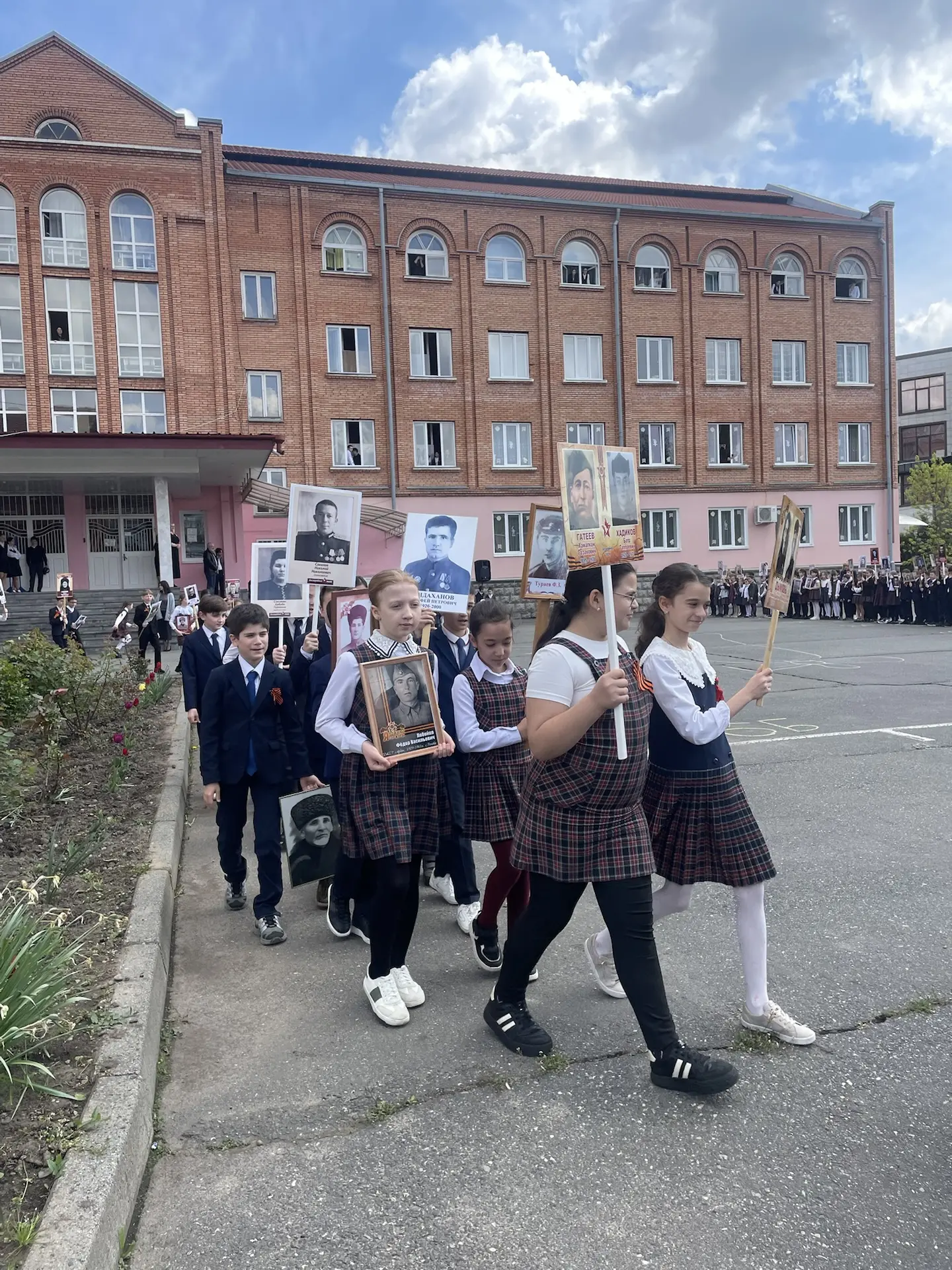 «Бессмертный полк» — живая связь поколений  Сегодня, 8 мая, в лицее прошла трогательная и значимая а