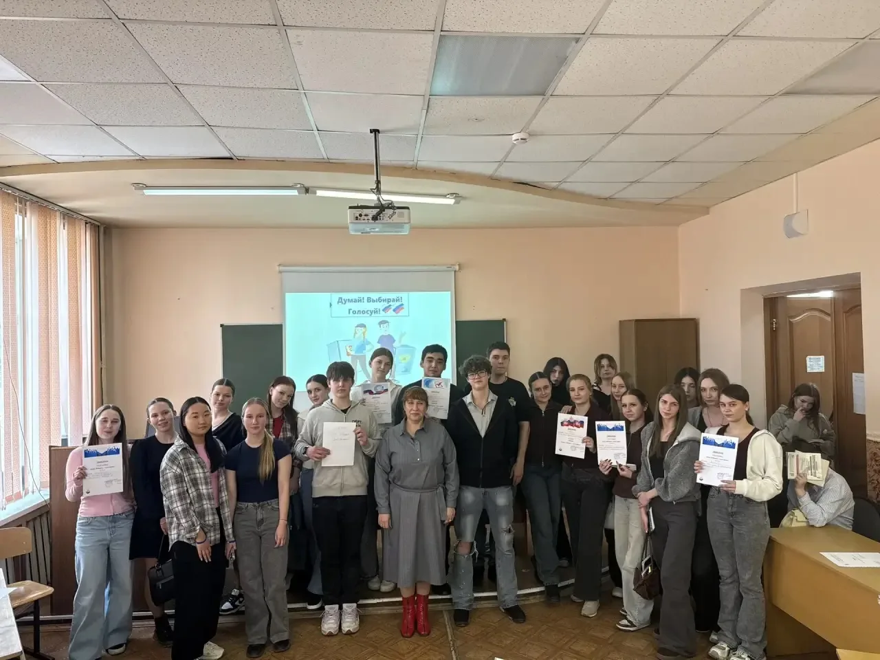 Студенты 1 и 2 курсов, обучающиеся по специальностям «Юриспруденция», «Торговое дело», ...